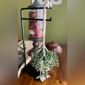 NWOT Faux String Of Pearls Macrame Hanging Ceramic Donkey Tails